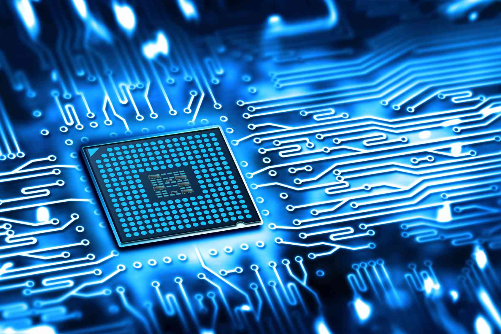 Puce électronique sur circuit imprimé bleu lumineux, symbole de technologie