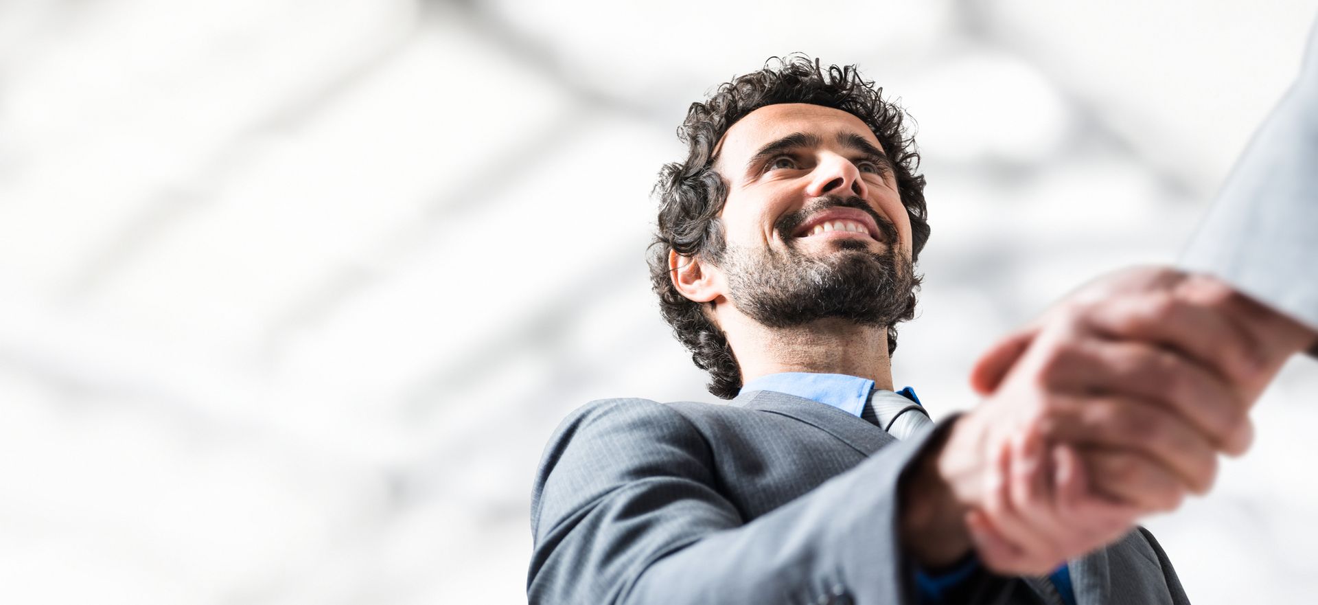 Poignée de main entre un client et un professionnel, entente conclue